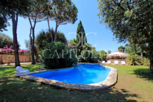 FREGENE - VIALE NETTUNO: SPLENDIDA VILLA CON PISCINA