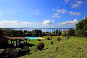 Trevignano Romano: prestigiosa villa con piscina